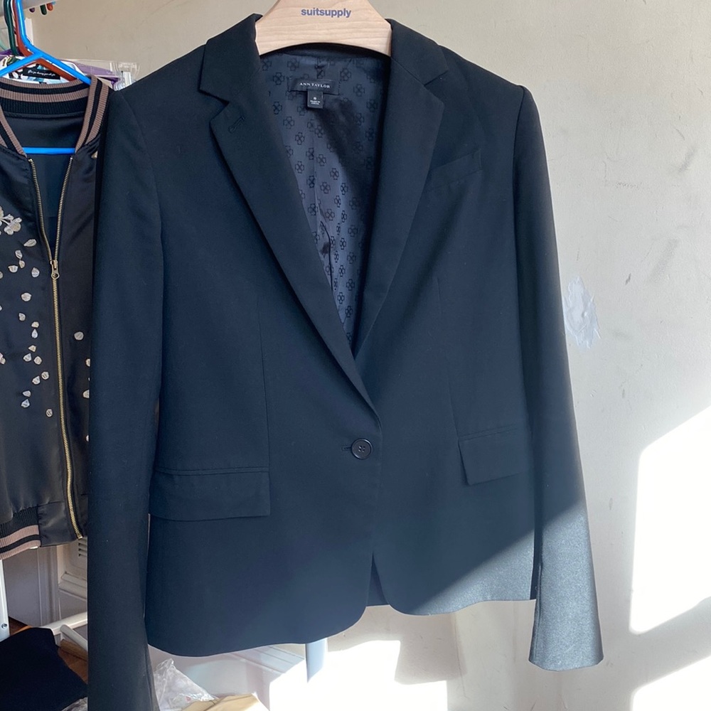 Classic Ann Taylor one button blazer size 6 black